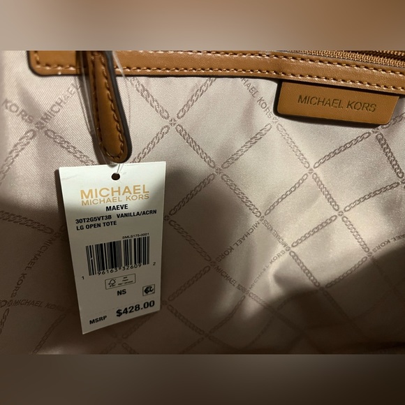 ⭐️ BEAUTIFUL BNWT MK PURSE ⭐️ - Picture 3 of 6